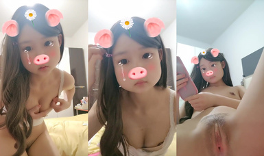 19歲清純學生 超級可愛【你的學妹】獨自在家鎖上門，閨房裡換裝自慰，撒尿特寫，水真多一直流個不停 (3)