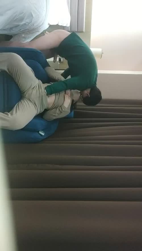 《用利抽插》妹子刚走下个就来了，甜美骚女，手伸进裤子摸逼，撞击爆插屁股很Q弹，骑乘快速打桩爽翻