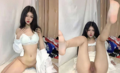 高顏值身材白嫩的女大學生自拍，身材和顏值都是極品，三點粉嫩，掰開自己的嫩穴玩弄抽插